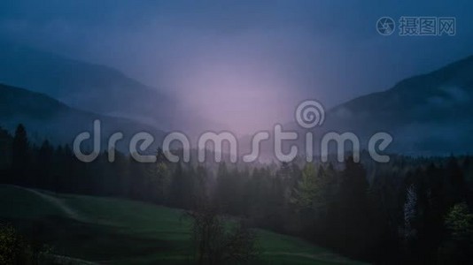 奥地利森林山阴天下雨视频