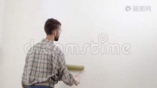 画家在工作，用滚筒画墙，画家的房子概念视频