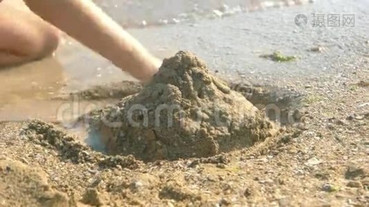 湿沙，孩子的手。视频