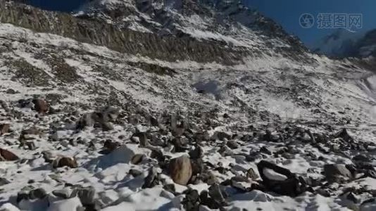 游客在山上旅行的鸟瞰图。 徒步旅行团沿着山旁的岩石峡谷散步视频