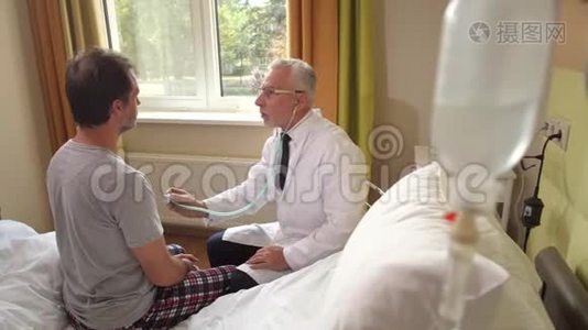 医生用听诊器听病人说话视频