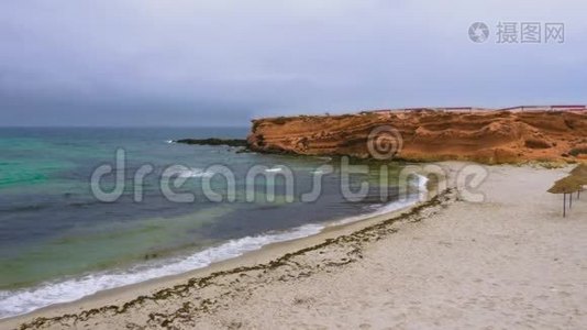 在美丽的大海附近有一片荒凉的岩石披风和沙滩视频