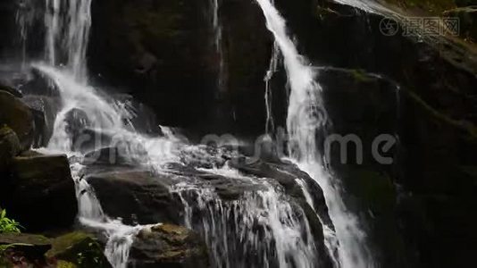 斯卡卡洛瀑布岩石上的水流视频