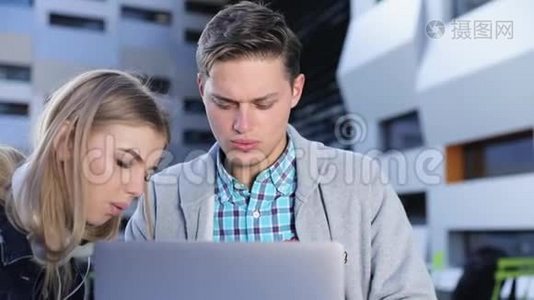 青年男女在电脑户外工作视频