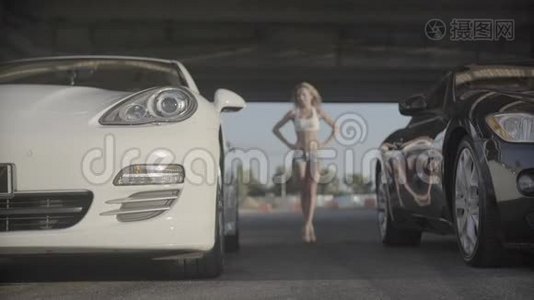 两景拍摄两款新的赛车现代汽车，准备从有魅力的年轻女性开始视频