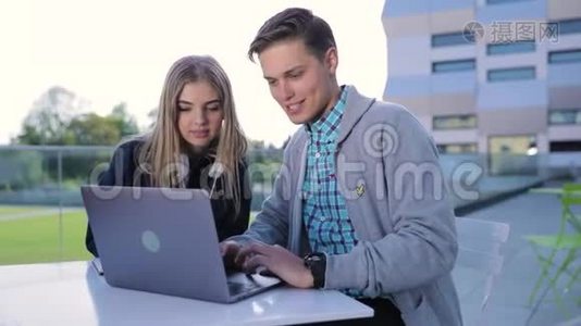 青年男女在电脑户外工作视频