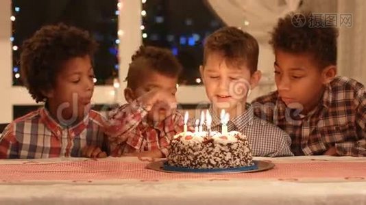 孩子们拿着蜡烛靠近蛋糕。视频