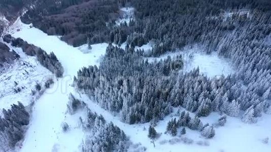 滑雪场雪山滑雪台上的空中观景滑雪者和滑雪板。视频