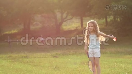 可爱的女孩在公园打羽毛球。 慢动作视频