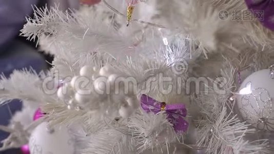 白色圣诞树和紫色玩具的特写。视频