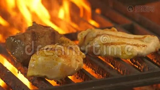 两个鸡肉片和一片小牛肉或牛肉在烤架上烤火，餐厅美食视频