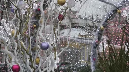 圣诞球特写。 挂在树上的玩具。 这个城市为度假而装饰。 彩色花环视频