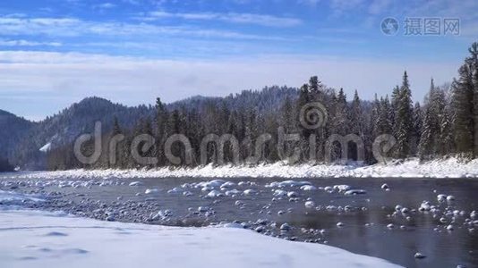 雪山河之上的薄雾.视频