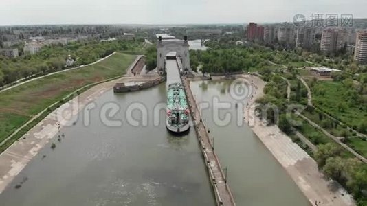 一艘载有游客的大型游轮沿着伏尔加河下游驶向阿斯特拉罕。 伏尔加格勒。视频
