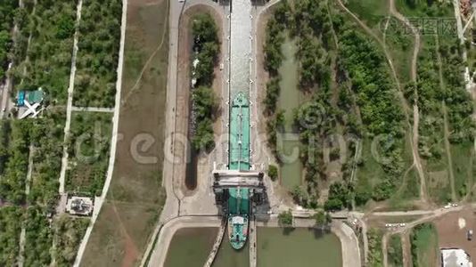 一艘载有游客的大型游轮沿着伏尔加河下游驶向阿斯特拉罕。 伏尔加格勒。视频