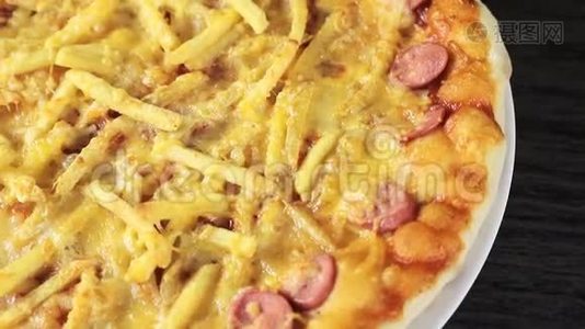 在黑色背景下拍摄一个披萨，里面有奶酪、西红柿、香肠和鸡蛋视频