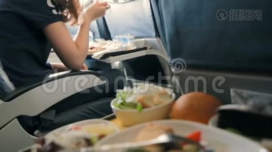 乘客在飞机上吃东西视频