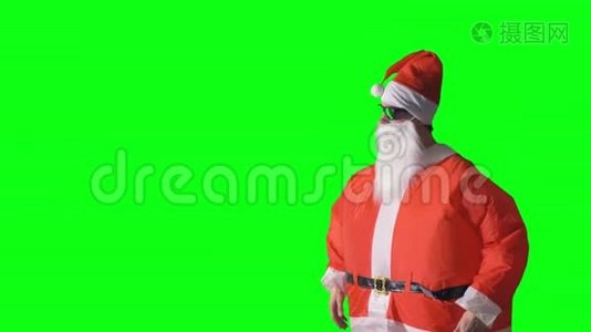 圣诞老人指着绿色背景上一个看不见的物体。视频