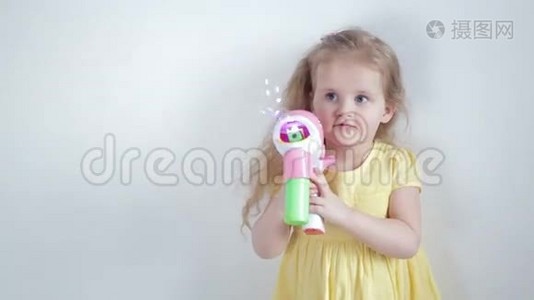 女孩和肥皂泡视频
