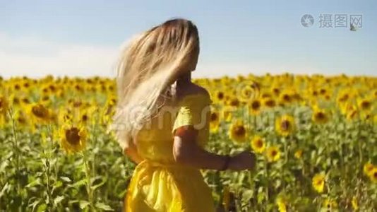 一个穿着黄色裙子的年轻女孩穿着向日葵奔跑。 慢动作视频