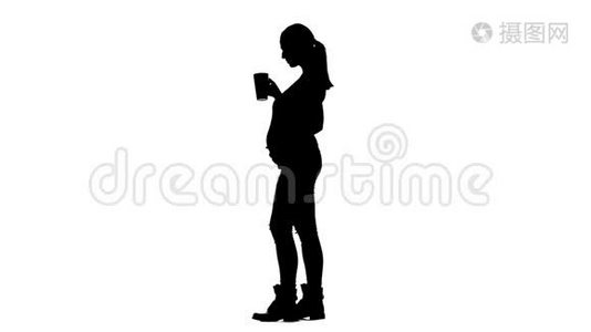 孕妇正在喝茶。 剪影。 白色背景。 慢动作视频