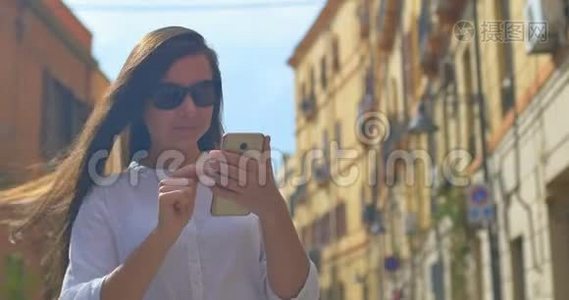 欧洲城市的年轻美女使用智能手机视频