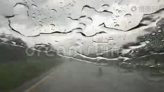 一辆汽车在大雨中行驶在高速公路上视频