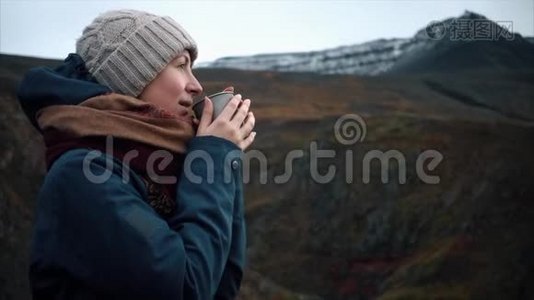 年轻女子正在外面喝杯咖啡，欣赏美丽的山景视频