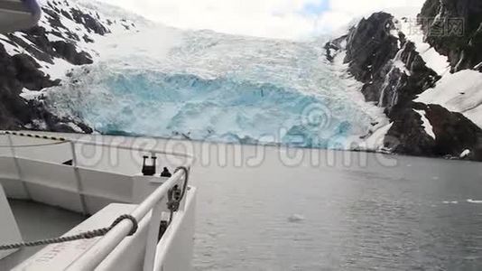 美国阿拉斯加州威廉王子湾驶向冰川的旅游船视频