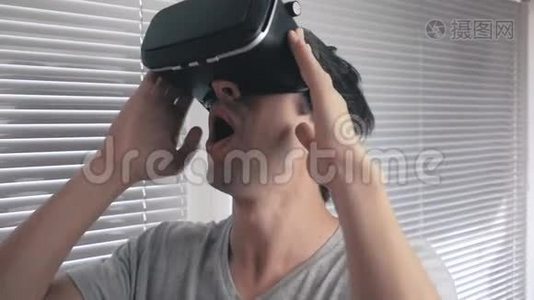 年轻人用他的VR耳机在办公室背景下观看360视频。 快关门。视频