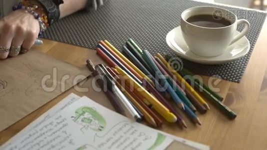 女艺术家用铅笔为一本儿童书画插图。视频