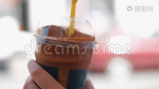 女人用吸管喝巧克力鸡尾酒视频