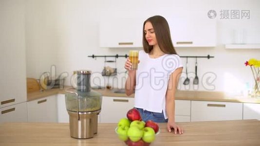 苹果汁-女人在厨房里榨汁和喝新鲜的苹果。 果汁机和健康饮食快乐视频