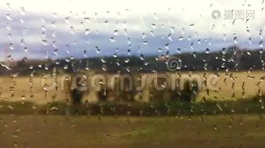 在雨天透过火车车窗观看乡村景色视频