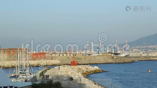 拥有工业起重机、游艇和建筑物的那不勒斯港美景视频