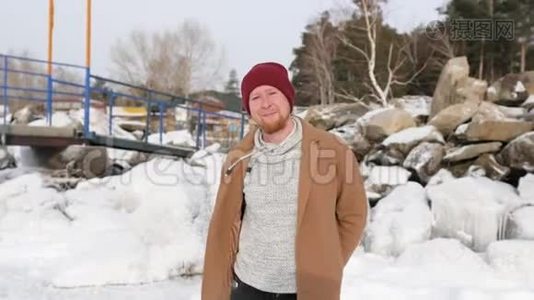 年轻人在冰雪背景下送礼物视频