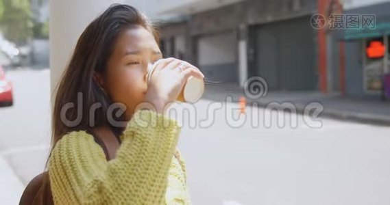 在街上喝咖啡的少女视频