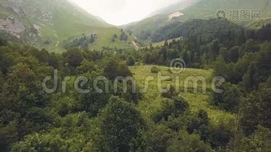 美丽山谷中的空中景观山林.. 云山峰视频