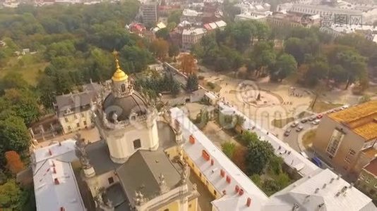 空中观景。 从鸟瞰美丽的城市和宏伟`天主教寺庙。 乌克兰。视频