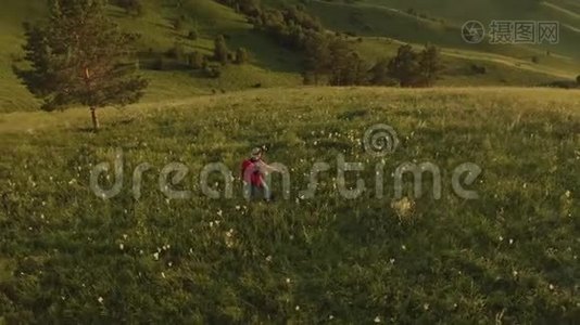 空中近距离-女徒步旅行者骄傲地站在山顶年轻女子与背包站在顶部视频