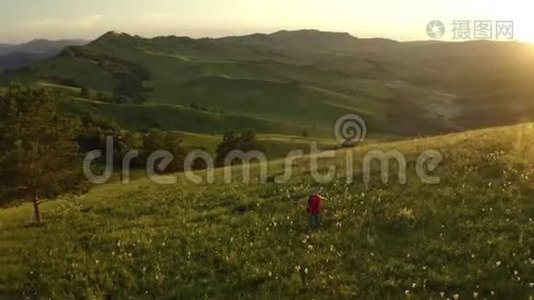 空中近距离-女徒步旅行者骄傲地站在山顶年轻女子与背包站在顶部视频