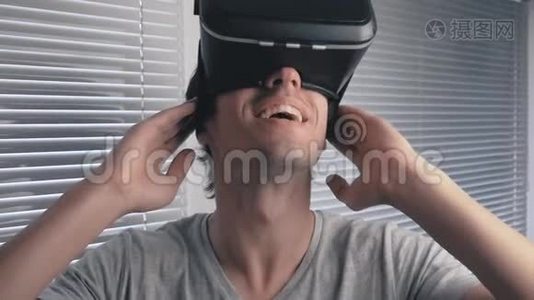 年轻人用他的VR耳机在办公室背景下观看360视频。 快关门。视频