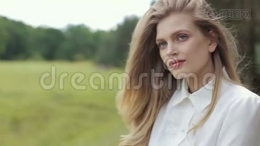 年轻漂亮模特穿着白色连衣裙对着镜头的画像视频