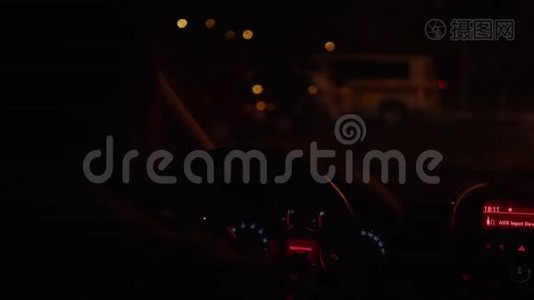 在漆黑的夜路上驾驶汽车时的人和方向盘视频