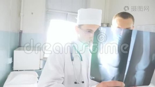 男性医务人员在看x射线图像时互相咨询。 医务人员在医院检查x射线指纹。 二.视频
