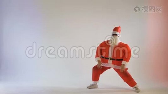 有趣的厚厚的圣诞老人在白色的背景上跳舞。 4K.视频