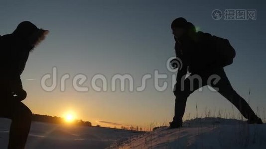 人们互相帮助，互相牵着手，互相伸展到山顶，以征服雪山的顶峰视频