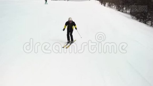 专业滑雪者在阳光明媚的冬日滑雪视频