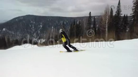 专业滑雪者在阳光明媚的冬日滑雪视频