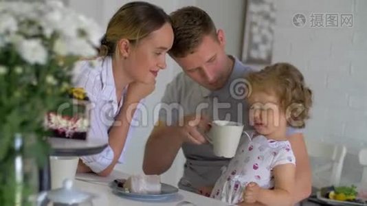 早餐、家庭喝茶和吃甜点视频